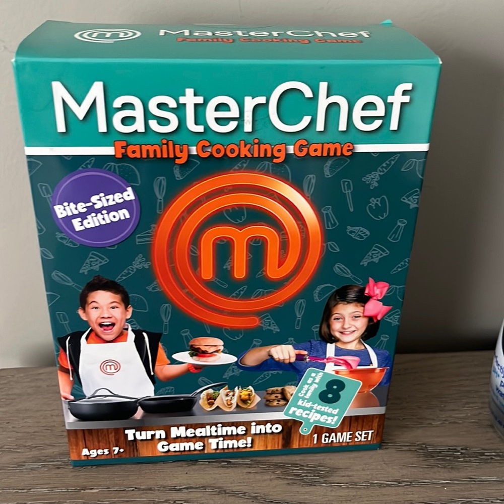 MASTER CHEF FAMILY COOKING GAME NWT
